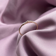 Indlæs billede til gallerivisning Tiny Art Deco Champagne Diamond Ring
