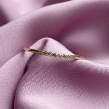 Indlæs billede til gallerivisning Tiny Art Deco Champagne Diamond Ring