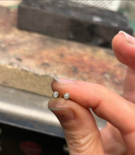 Indlæs billede til gallerivisning Minimal Earstud - White Diamond