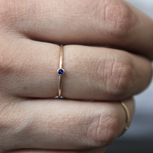 Indlæs billede til gallerivisning Tiny Sapphire Ring - Blue