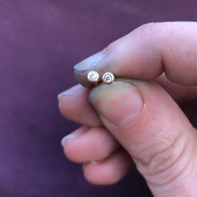 Indlæs billede til gallerivisning Minimal Earstud - Champagne Diamond