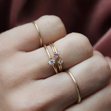 Indlæs billede til gallerivisning Tiny Pointy Ring - White Diamond