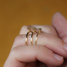 Indlæs billede til gallerivisning Medium Pointy Ring Champagne Diamond