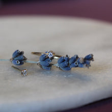Indlæs billede til gallerivisning Tiny Pointy Ring - White Diamond