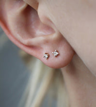 Indlæs billede til gallerivisning Pointy Earstud - White Diamond