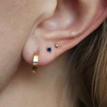 Indlæs billede til gallerivisning Tiny Pointy Earstud - Blue sapphire