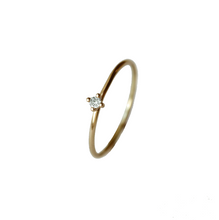 Indlæs billede til gallerivisning Tiny Pointy Ring - White Diamond