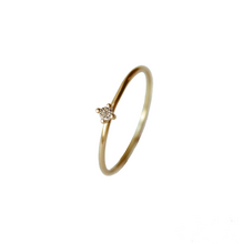 Indlæs billede til gallerivisning Tiny Pointy Ring - Champagne Diamond