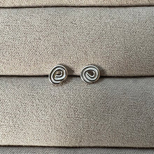 Indlæs billede til gallerivisning 01 - Spinning Rose Ear Stud