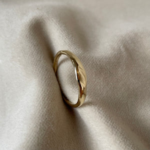 1- UNIKA Chunky Wavy Ring 2  - 8 karat