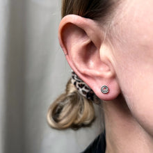 Indlæs billede til gallerivisning 01 - Spinning Rose Ear Stud