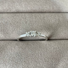 Indlæs billede til gallerivisning 01- Pointy Trio Ring White Diamonds Sølv