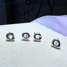 Indlæs billede til gallerivisning 01 - Tiny Doughnut Ear stud