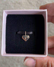 Indlæs billede til gallerivisning Hjertevedhæng med bogstav og diamant 9 karat guld