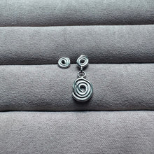 Indlæs billede til gallerivisning 01 - Spinning Rose Hanging Earring