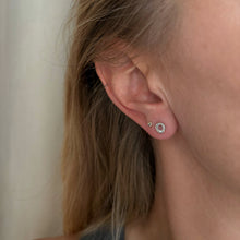 Indlæs billede til gallerivisning 01 - Tiny Doughnut Ear stud