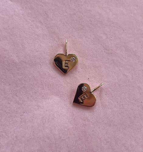 Hjertevedhæng med bogstav og diamant