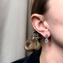 Indlæs billede til gallerivisning 01 - Spinning Rose Hanging Earring