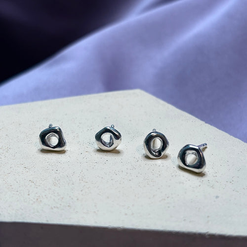 01 - Tiny Doughnut Ear stud