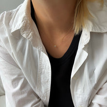 Indlæs billede til gallerivisning Minimal Oval White Diamond Necklace