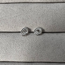 Indlæs billede til gallerivisning 01 - Spinning Rose Ear Stud