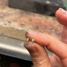 Indlæs billede til gallerivisning Minimal Earstud Sølv - White Diamond