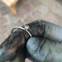 Indlæs billede til gallerivisning 01 - Big Pointy Ring - White Diamond