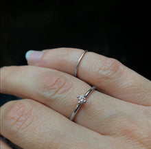 Indlæs billede til gallerivisning 01 - Big Pointy Ring - White Diamond