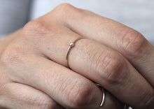 Indlæs billede til gallerivisning Tiny Topaz Ring