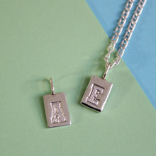 Indlæs billede til gallerivisning 1-Box Letter Pendant